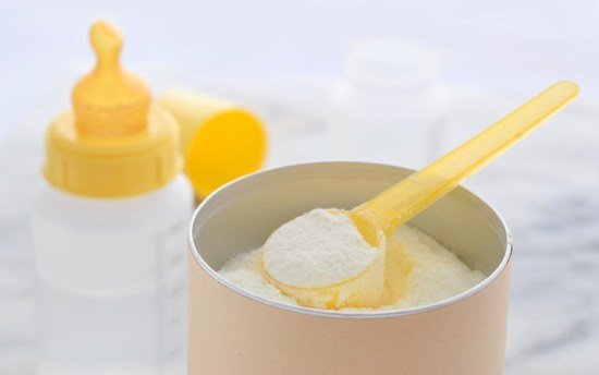 Sử dụng sữa công thức thay vì sữa mẹ dẫn đến táo bón ở trẻ sơ sinh